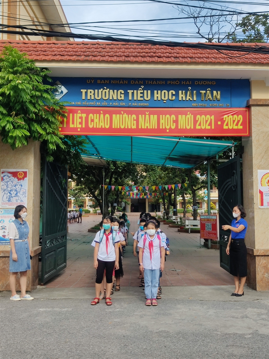 Học sinh xếp hàng ra về